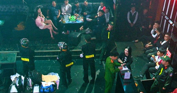 Đột kích 2 quán bar trong đêm, tạm giữ hình sự 12 đối tượng