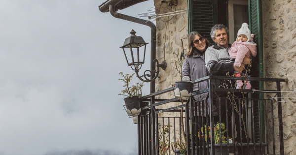 Ngôi làng ăn mừng sự ra đời của em bé đầu tiên sau 30 năm