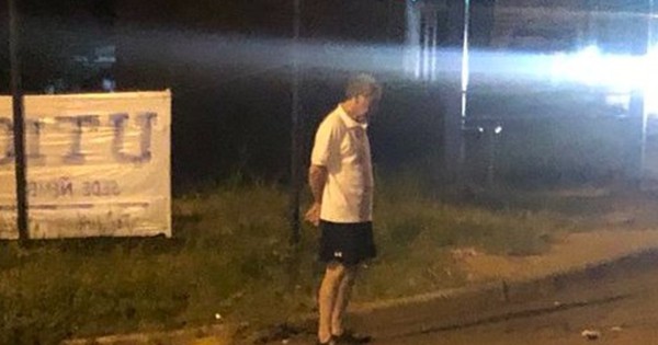 Người cha 72 tuổi cứ tối đến lại ra bến xe buýt chờ con gái trở về: Bức ảnh khiến hàng triệu người nghẹn lòng