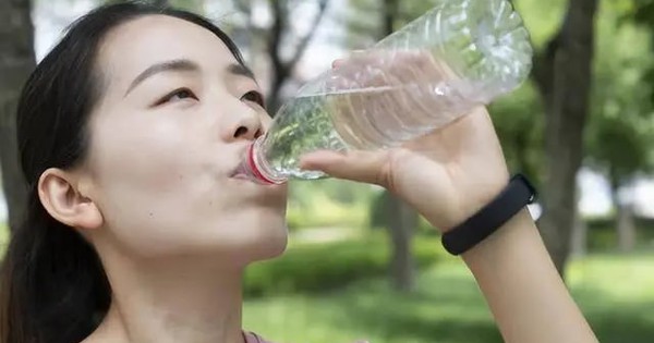 Ngày càng nhiều người suy thận, bác sĩ cảnh báo 8 sai lầm khi uống nước: “Đừng coi nhẹ những thói quen này”