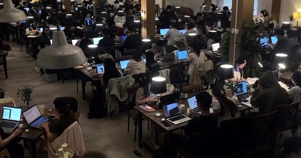 Bức ảnh 'hot' khiến dân mạng tranh cãi việc ‘học, làm ở quán cà phê có lãng phí’