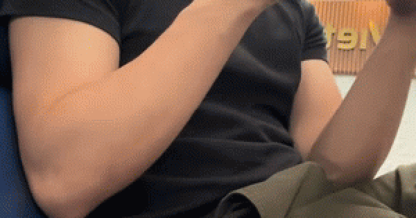 Khách ở sân bay cố ăn 30 cái bánh bột lọc vì cấm đem sang Nhật: Phản ứng của người thân khi biết tin