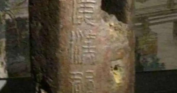 Thả lưới trên sông, người đàn ông run rẩy khi vớt trúng “trụ sắt gỉ” nặng 90kg, chuyên gia xem xong phán: “Đó là báu vật hơn 1.000 tỷ đồng”