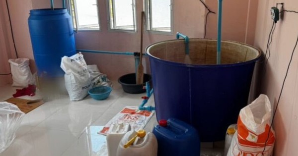 Một trung tướng chỉ huy cuộc đột kích, tóm gọn đường dây sản xuất nước tương, cà phê giả quy mô lớn, tịch thu hơn 240.000 sản phẩm và loạt chai lọ, máy trộn