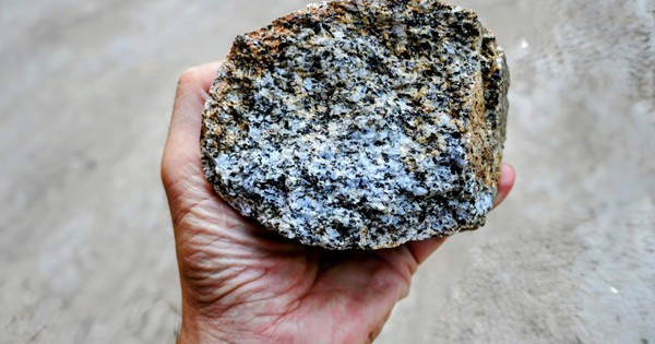 Một tảng đá 2 tỷ năm tuổi vừa nứt ra, để lộ bên trong bí mật chấn động