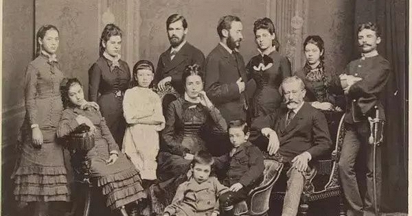 3 thế hệ nuôi dưỡng 16 NHÂN TÀI hàng đầu: Rốt cuộc điều gì giúp gia tộc này liên tục xuất hiện người kiệt xuất? Câu trả lời không ngờ!