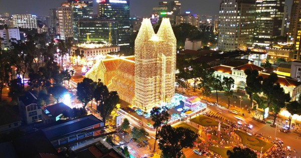 Nhà thờ Đức Bà khoác 1.000 km đèn LED, rực sáng đón Giáng sinh