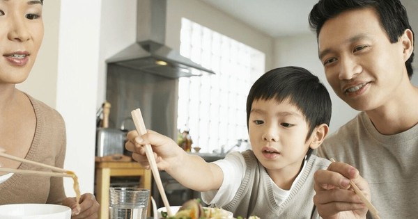 12 thói quen nhỏ trên bàn ăn báo hiệu con bạn có EQ cao vượt trội