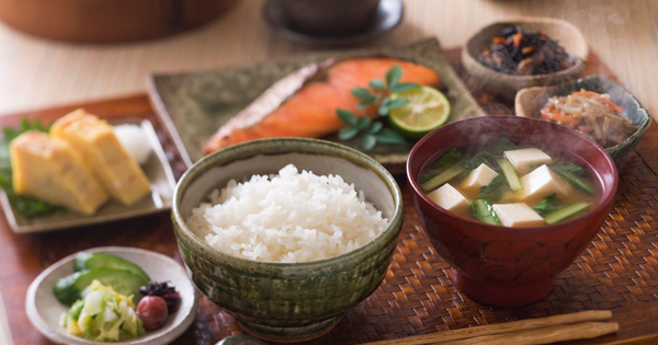 Nhìn đơn giản, nhưng người Nhật luôn áp dụng 5 thói quen này khi ăn trưa để trẻ đẹp và trường thọ hơn, tiếc là nhiều người hay làm ngược lại