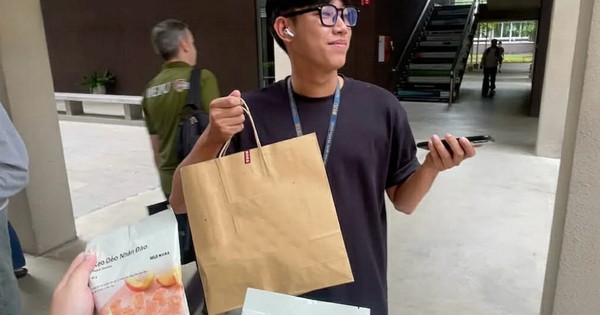Chàng trai đi quanh trường đại học tặng kẹo cho người lạ chỉ vì một lý do