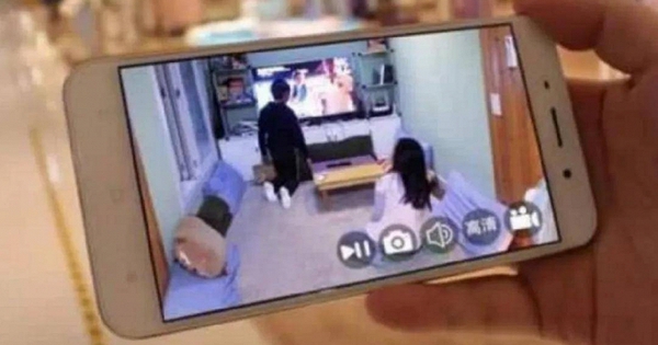 Thuê bảo mẫu trông con, con trai 8 tuổi cứ 9 giờ tối là buồn ngủ, bố kiểm tra camera rồi thưởng gấp cho bảo mẫu 70 triệu