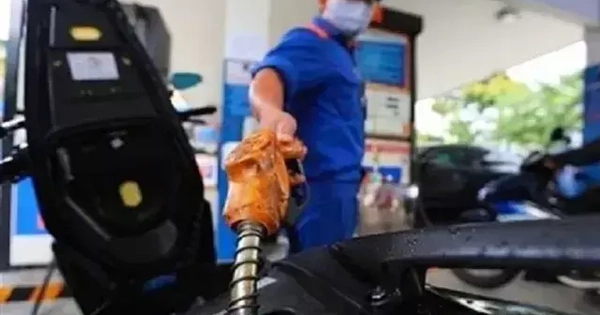 Chốt năm 2025, giá xăng xuống dưới 19.000 đồng/lít