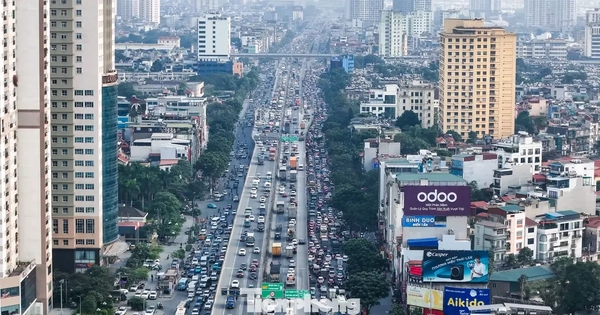 Người dân hối hả rời Hà Nội, cửa ngõ ùn tắc chiều cuối năm