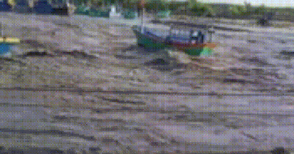 CLIP: Khoảnh khắc kinh hoàng nước lũ cuốn trôi tàu thuyền của ngư dân ở Lâm Đồng