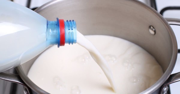 Nhận tin mật rồi đột kích một ngôi nhà, công an triệt phá đường dây sản xuất sữa giả từ hóa chất, tịch thu hơn 200 lít dung dịch chuẩn bị đưa ra thị trường