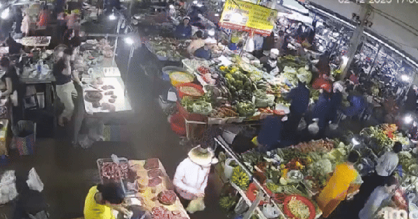 Camera ghi lại khoảnh khắc khiến cả chợ run sợ bỏ chạy