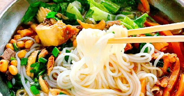 Chán Phượng Hoàng Cổ Trấn, giới trẻ rủ nhau sang Bách Sắc: Thiên đường ẩm thực "sát vách" Việt Nam, ngon quên lối về!