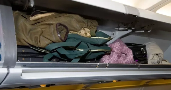Sai lầm khi để áo khoác trong ngăn hành lý máy bay