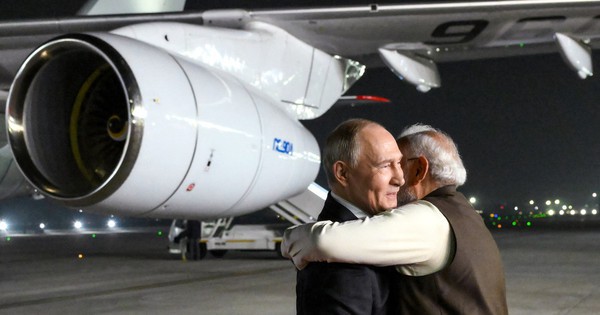 Thủ tướng Ấn Độ đích thân ra sân bay đón Tổng thống Putin