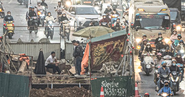 Lô cốt dày đặc giữa phố, người Hà Nội chật vật di chuyển trong làn đường hẹp