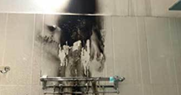 Đèn sưởi nhà tắm bất ngờ phát nổ: Cận cảnh hiện trường khiến nhiều người hoang mang
