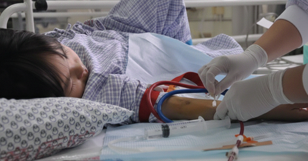 Bé gái 8 tuổi đã qua đời vì ung thư thận, người cha ôm con khóc nức nở: “Tất cả là tại tôi!”