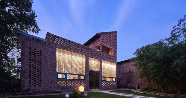 Nữ tiến sĩ chi gần 1,5 tỷ đồng xây “nhà xanh” 270m2 để cha dưỡng già: Tự phát điện, tự lọc nước, cả năm không tốn tiền điện