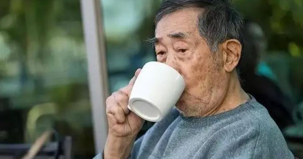 Người thường xuyên uống 1 cốc nước khi vừa thức dậy, sau 3 tháng, cơ thể sẽ xuất hiện 6 thay đổi