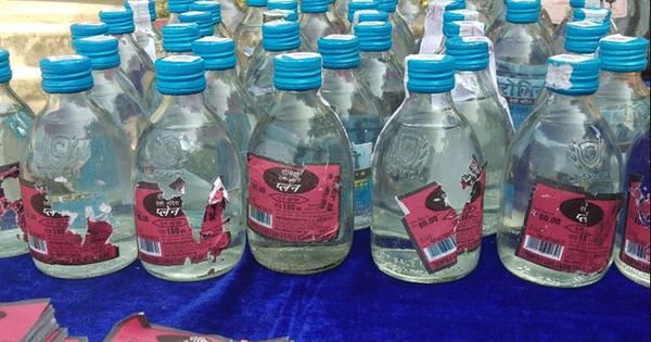 Đột kích nhà cựu Nghị sĩ Ấn Độ, công an bất ngờ triệt phá đường dây sản xuất đồ uống giả quy mô lớn, tịch thu hàng loạt chai lọ, hóa chất và máy đóng gói