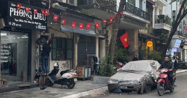 Ô tô phủ bạt "nằm lì" 4 năm trên phố Bát Sứ: Một người đàn ông ra làm việc với công an