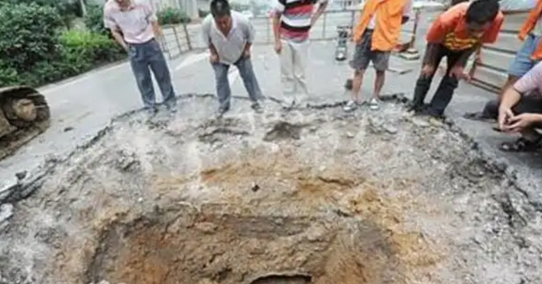 Công trường dừng thi công khẩn cấp vì máy xúc đào trúng vật cứng, kho báu hơn 11.000 tỷ đồng dưới hố sâu 2m được đào lên