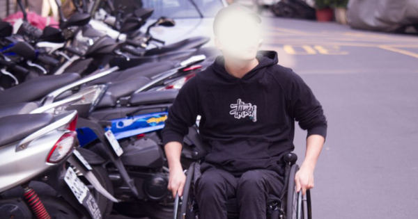 Đưa 185 tỷ đồng tiền đền bù bảo hiểm cho cha mẹ giữ hộ, người con tàn tật chết lặng khi phát hiện ra sự thật