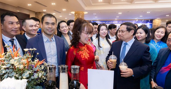 Thủ tướng ghé tiệm cà phê của tỷ phú Nguyễn Thị Phương Thảo, 2 tay cầm 2 cốc mang về: Vứt đi thì lãng phí!