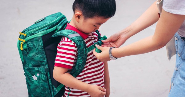 Giáo viên chủ nhiệm 20 năm nói thẳng: Nhìn cặp một đứa trẻ, tôi có thể đoán được tương lai của em này như thế nào