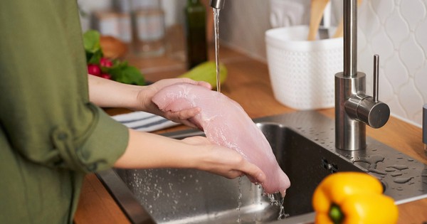 Vì sao chuyên gia khuyên đừng rửa thịt sống dưới vòi nước chảy?