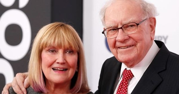 Chuyện khó tin trong gia đình Warren Buffett: Con gái duy nhất hơn 20 tuổi mới biết cha là tỷ phú, từng phải giao đồ ăn, bán báo để kiếm tiền