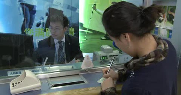 Khách đi rút gần 900 triệu nhưng bị từ chối và khóa tài khoản, nhân viên cho biết: “Dùng ngân hàng này thì phải theo điều kiện của chúng tôi…”