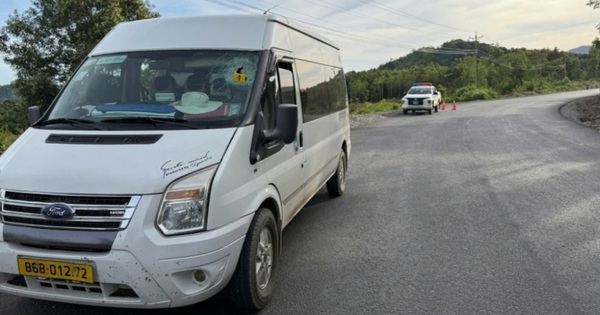 Đá rơi từ xe ben trúng ô tô, 3 du khách Nga thương vong