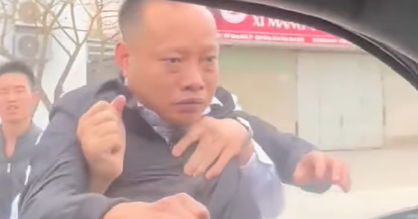 Xác minh clip tài xế ôtô bị nhóm người hành hung ở Nam Định