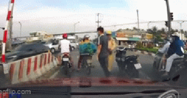 Thanh niên đang dừng đèn đỏ bỗng bỏ xe chạy khi thấy CSGT