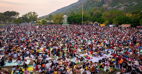 Tấm ảnh không tin nổi tại Tây Ninh: Du khách "cắm trại" đông nghịt dưới chân núi Bà Đen tạo nên cảnh tượng có 1-0-2