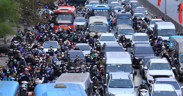 Chính thức hết Tết: Người dân lỉnh kỉnh đồ đạc quay lại Hà Nội và TP.HCM, nhiều tuyến đường ùn tắc