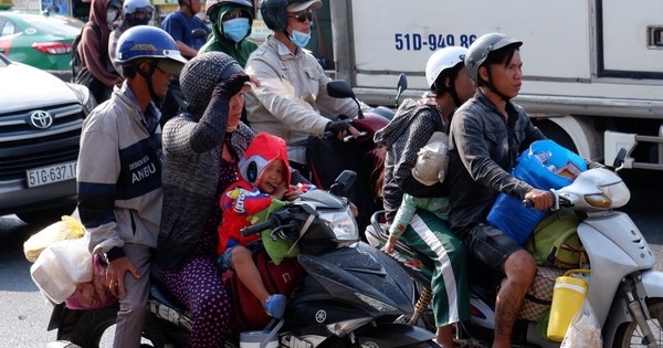 Người dân nô nức trở lại TPHCM ngày mùng 5 Tết Nguyên đán