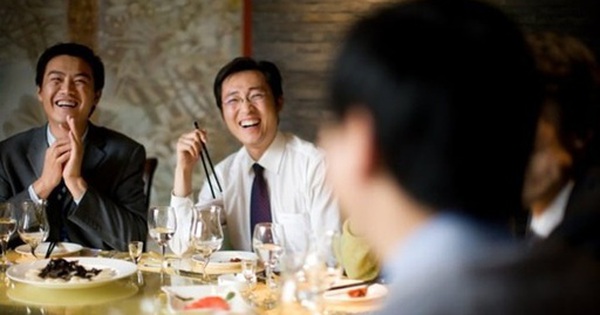 Lãnh đạo về hưu tiết lộ: Từ bàn ăn cũng có thể đánh giá EQ, người có 4 hành động này thường khó thăng tiến