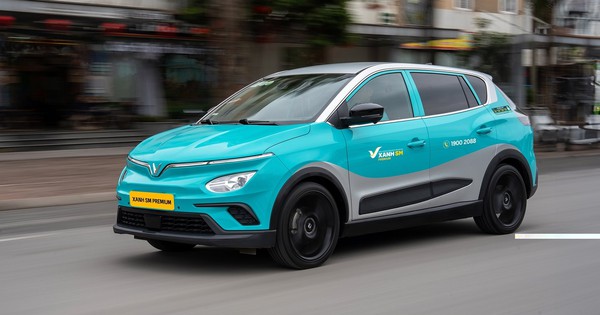 Tỷ phú Phạm Nhật Vượng thay đội xe "Luxury" bằng đội xe "Premium": Wi-Fi free, nghe nhạc không lời, có sẵn nước, kẹo và cả túi nôn