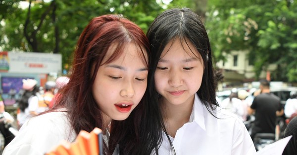 Tuyển sinh lớp 10: Áp lực thi thử, giữ chỗ