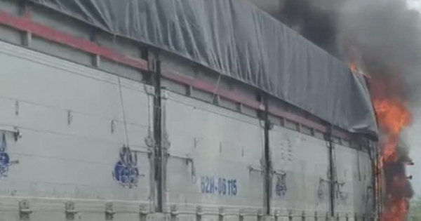 Cao tốc TP.HCM - Long Thành - Dầu Giây ùn tắc 5 km do xe tải bốc cháy