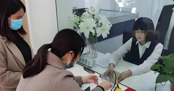 Rút 175 triệu đồng nhưng giao dịch viên đưa nhầm 210 triệu đồng, người phụ nữ tiêu hết thì bị ngân hàng kiện, tòa tuyên bố: Bà phải trả lại toàn bộ