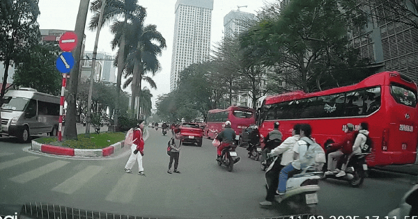 Hai em nhỏ Hà Nội bỗng nhận về "bão like" chỉ vì một hành động nhỏ, ai cũng nức nở khen cách bố mẹ dạy con