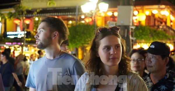 Xếp hàng dài, nhích từng chút, chờ đợi đi thuyền ngắm Hội An